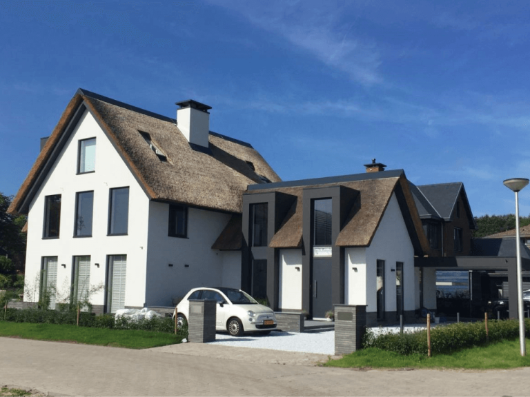 Over ons Bouwkundig constructeur aan het werk bij woningbouw en utiliteitsbouwproject met constructieplannen