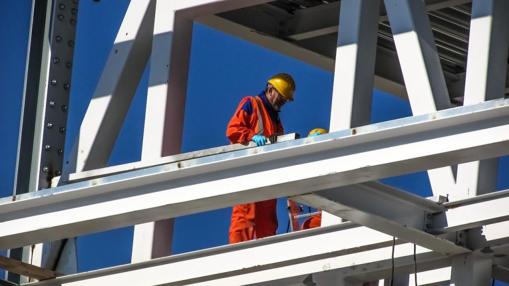 Illustratie over duurzaam bouwen met focus op samenwerking, materialen en onderhoud voor langdurige duurzaamheid