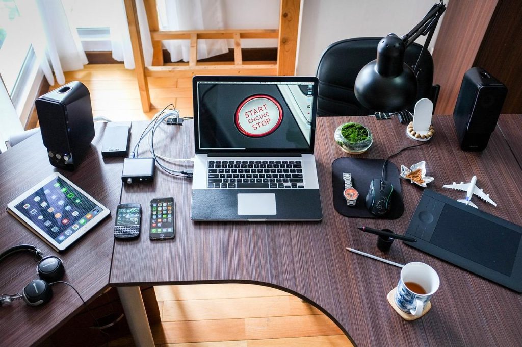 Moderne kantoormeubels voor een efficiënte werkplek met ergonomische stoelen en verstelbare zit-sta bureaus