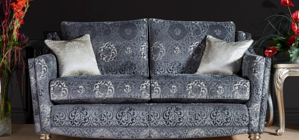 Klassieke inrichting woonkamer met elegante bank, salontafel en decoratieve kasten in warme houtsoorten