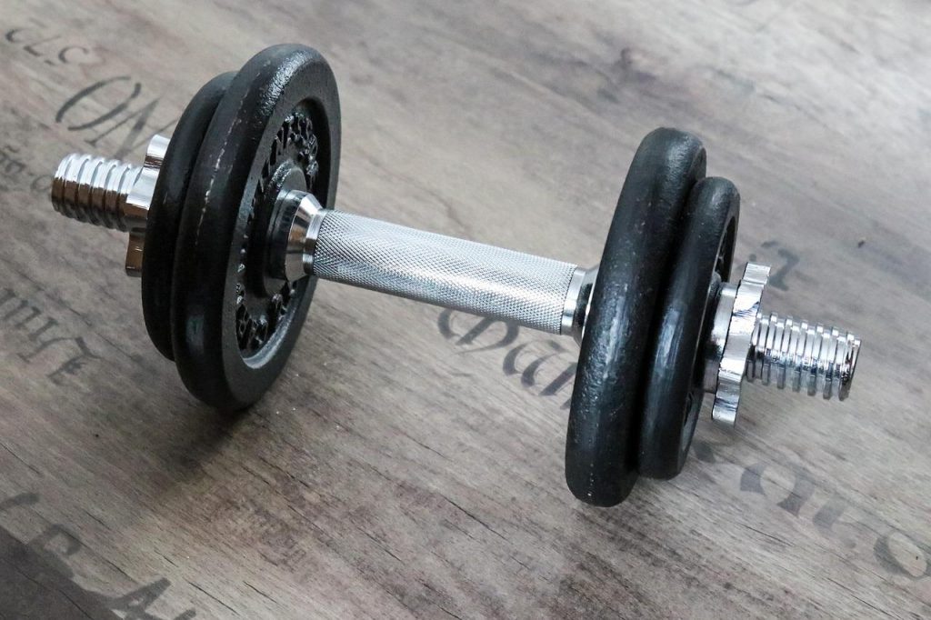 Gericht trainen in een sportomgeving met moderne fitnessapparatuur en rustige trainingssfeer voor effectieve workouts