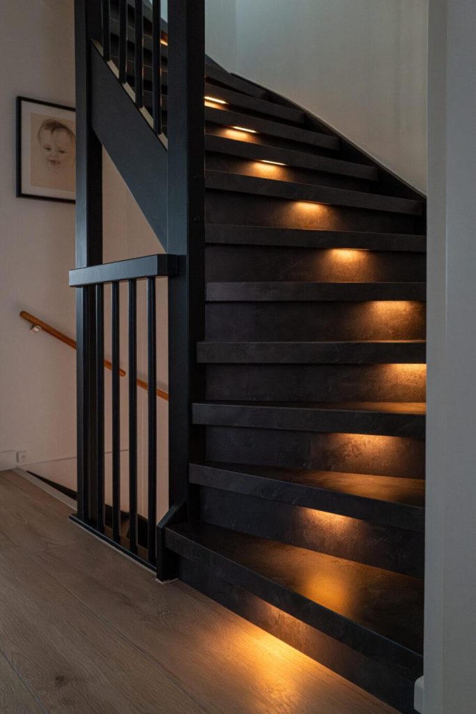 Open trap renoveren met moderne materialen voor strakke uitstraling in interieur